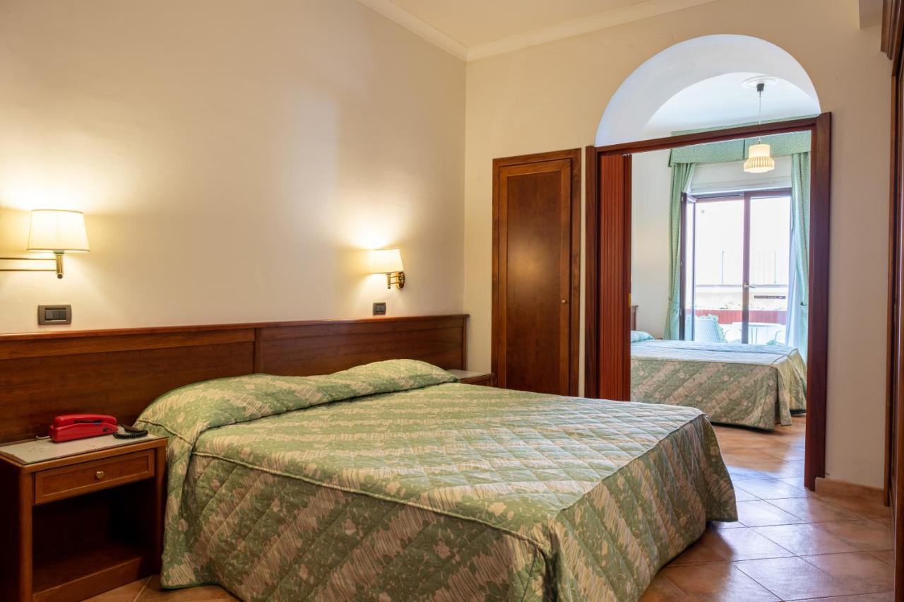 Hotel Montana SantʼAgata sui Due Golfi Zewnętrze zdjęcie