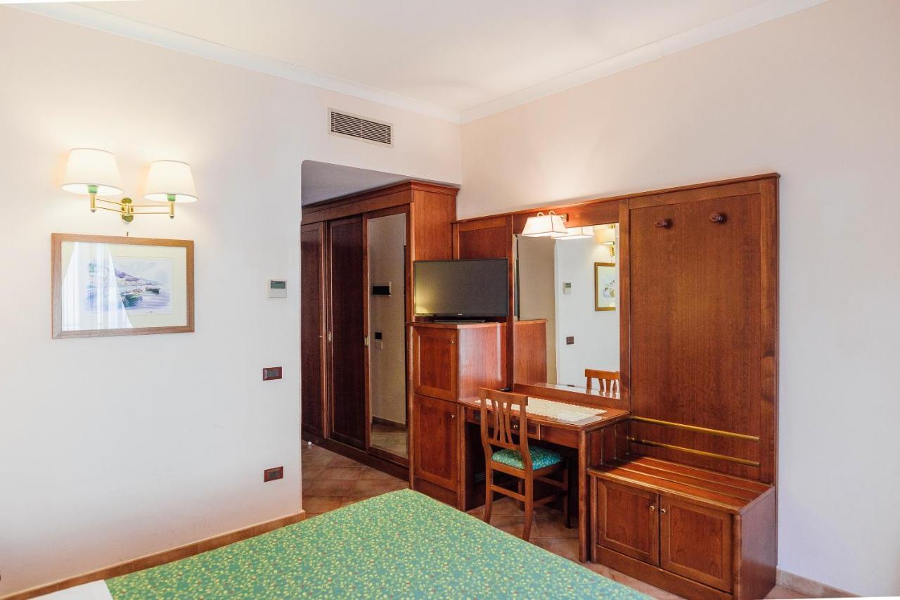 Hotel Montana SantʼAgata sui Due Golfi Zewnętrze zdjęcie